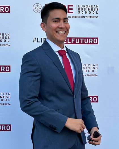 Alvaro Beleño, ingeniero de datos, sonriendo con traje azul